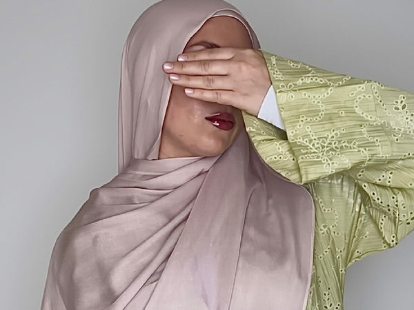 The Ultimate Hijab Fabric Guide: How to Choose the Right Hijab for You