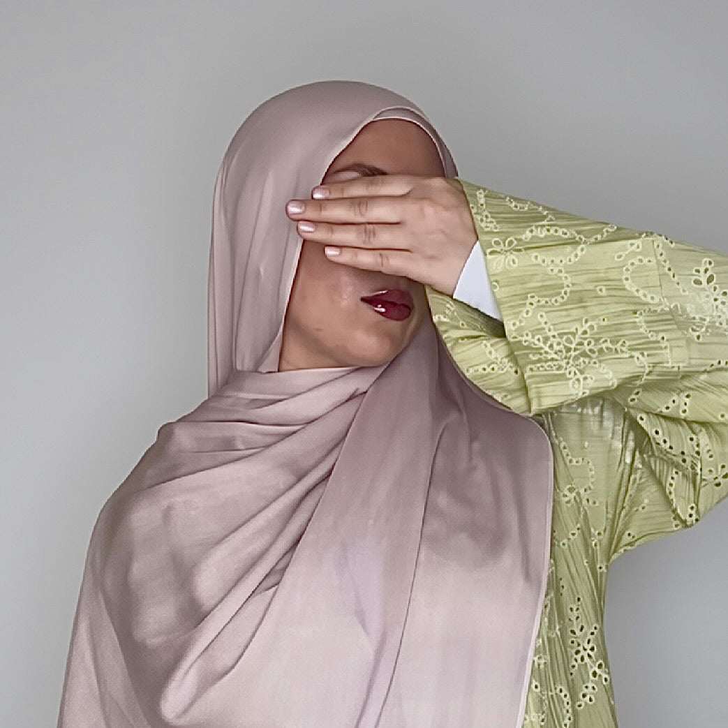 The Ultimate Hijab Fabric Guide: How to Choose the Right Hijab for You